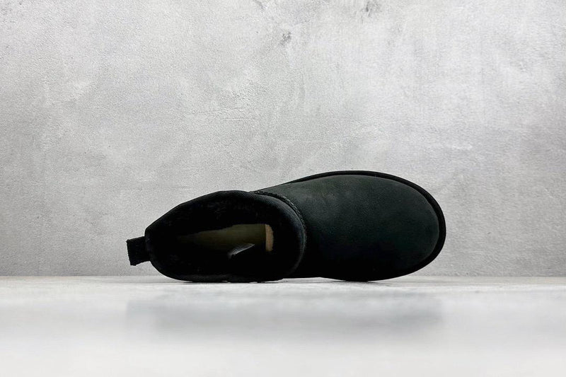 Ugg classic mini black boot