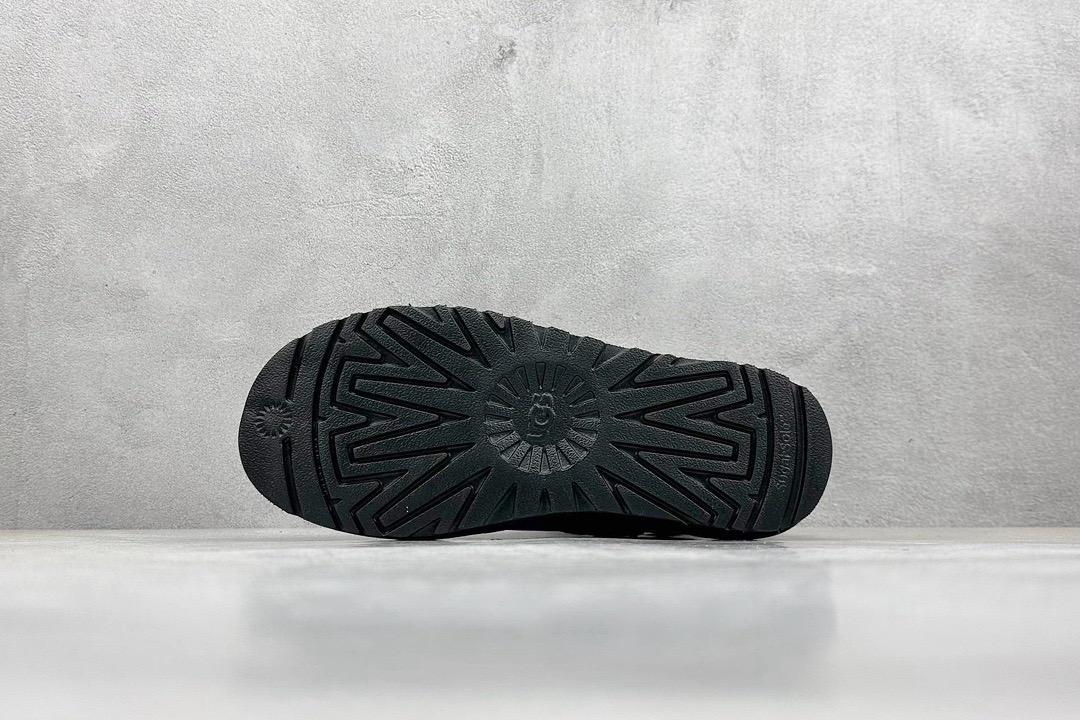 Ugg classic mini black boot