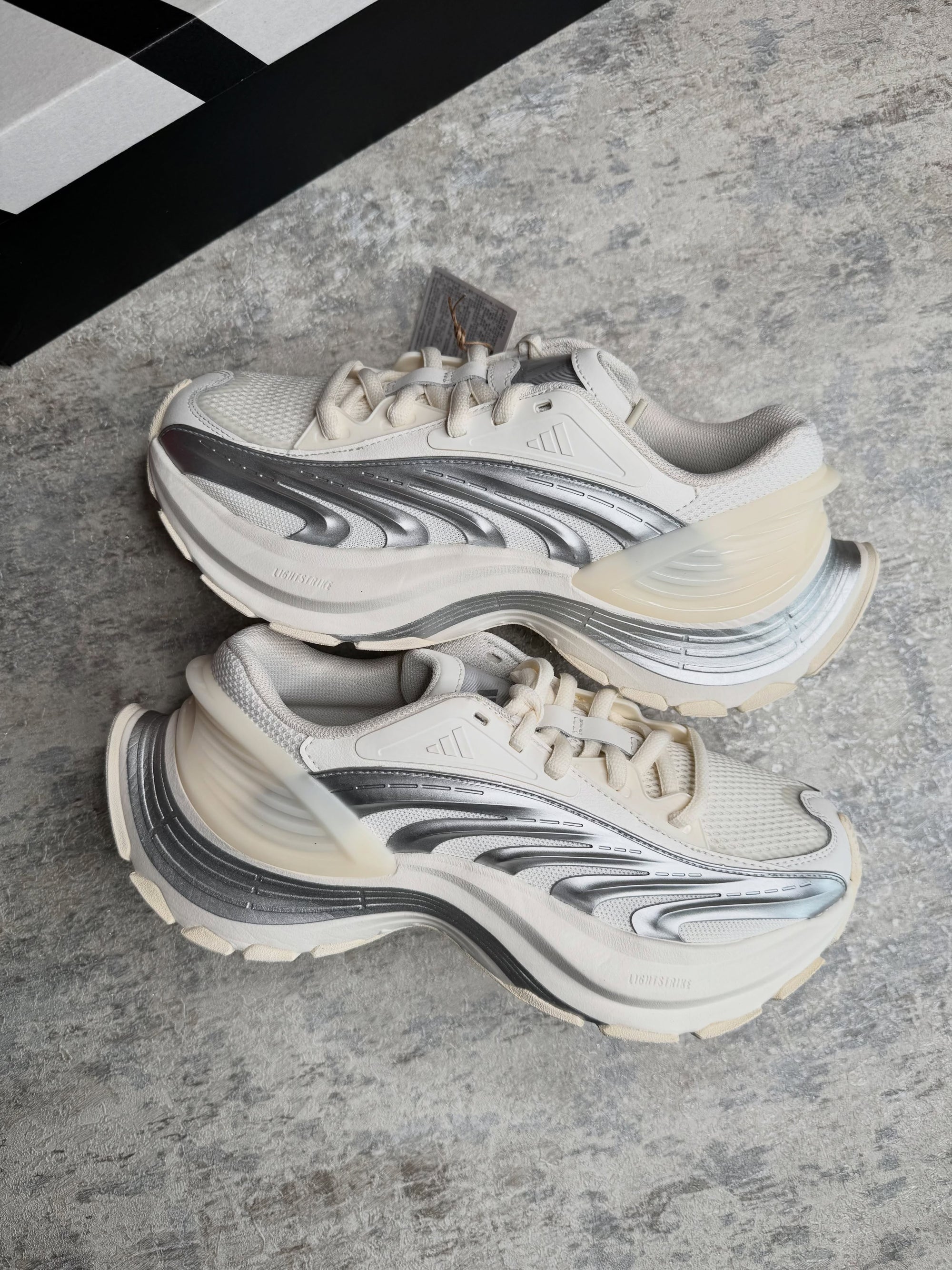 Adidas — Blanche Chunky