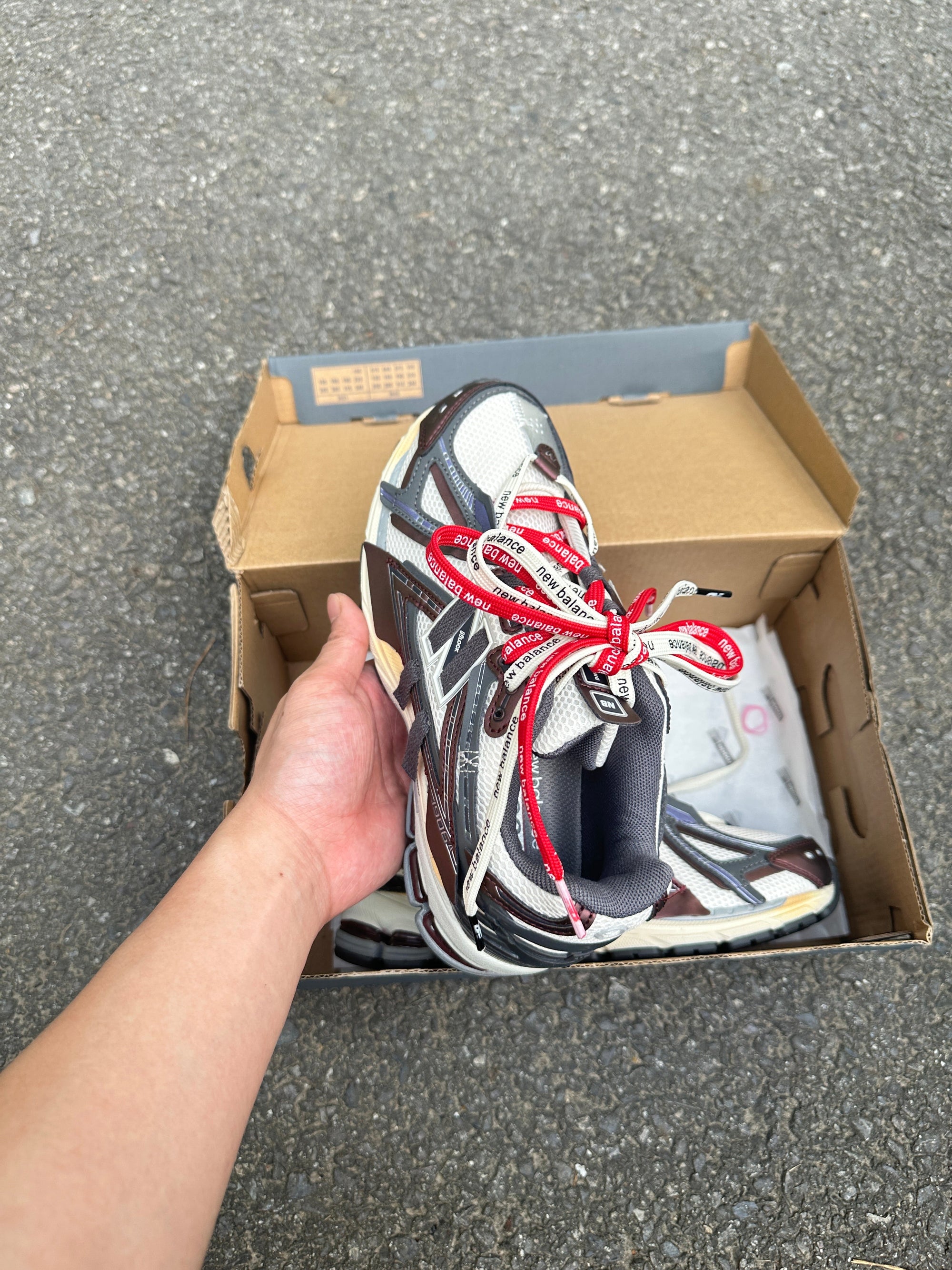 1906A New Balance bordeau 2025 (Lacets offerts)