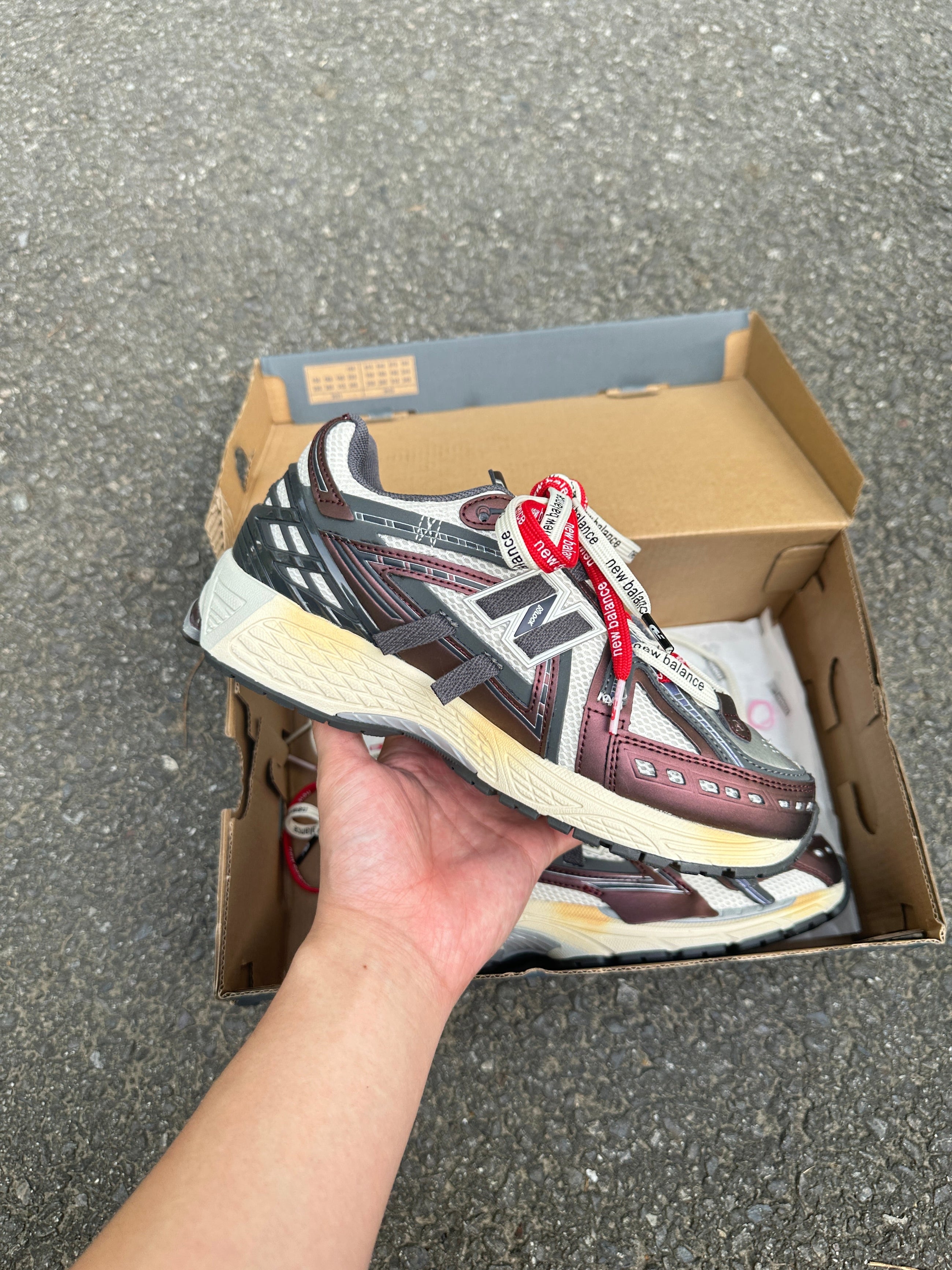 1906A New Balance bordeau 2025 (Lacets offerts)