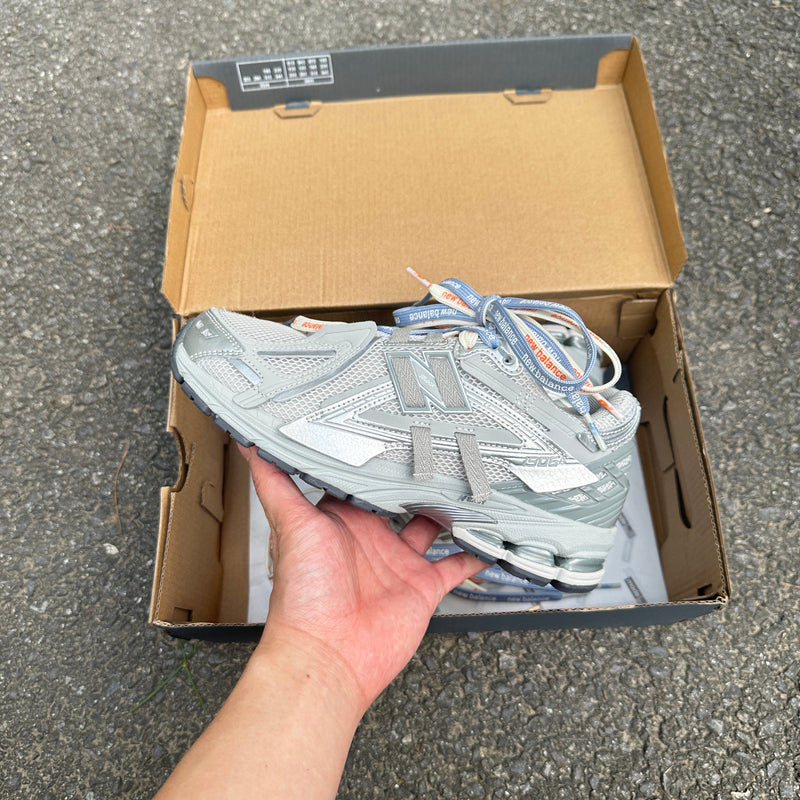 1906A New Balance Grey metalic 2025 (lacets offet)