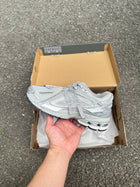 1906A New Balance Grey metalic 2025 (lacets offet)