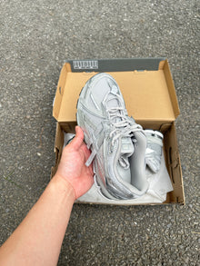 1906A New Balance Grey metalic 2025 (lacets offet)