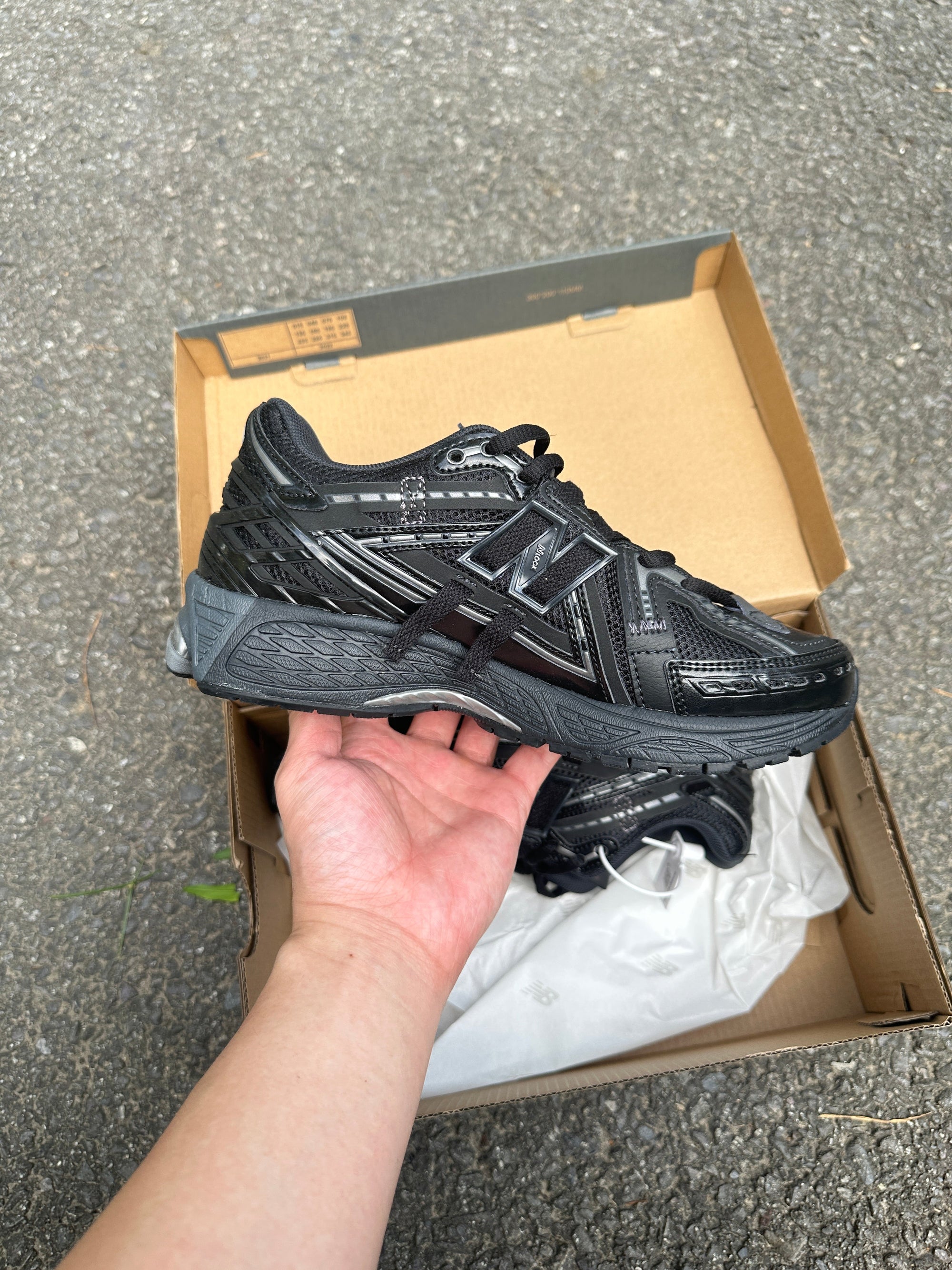 1906A New Balance Black 2025 (lacets offet)