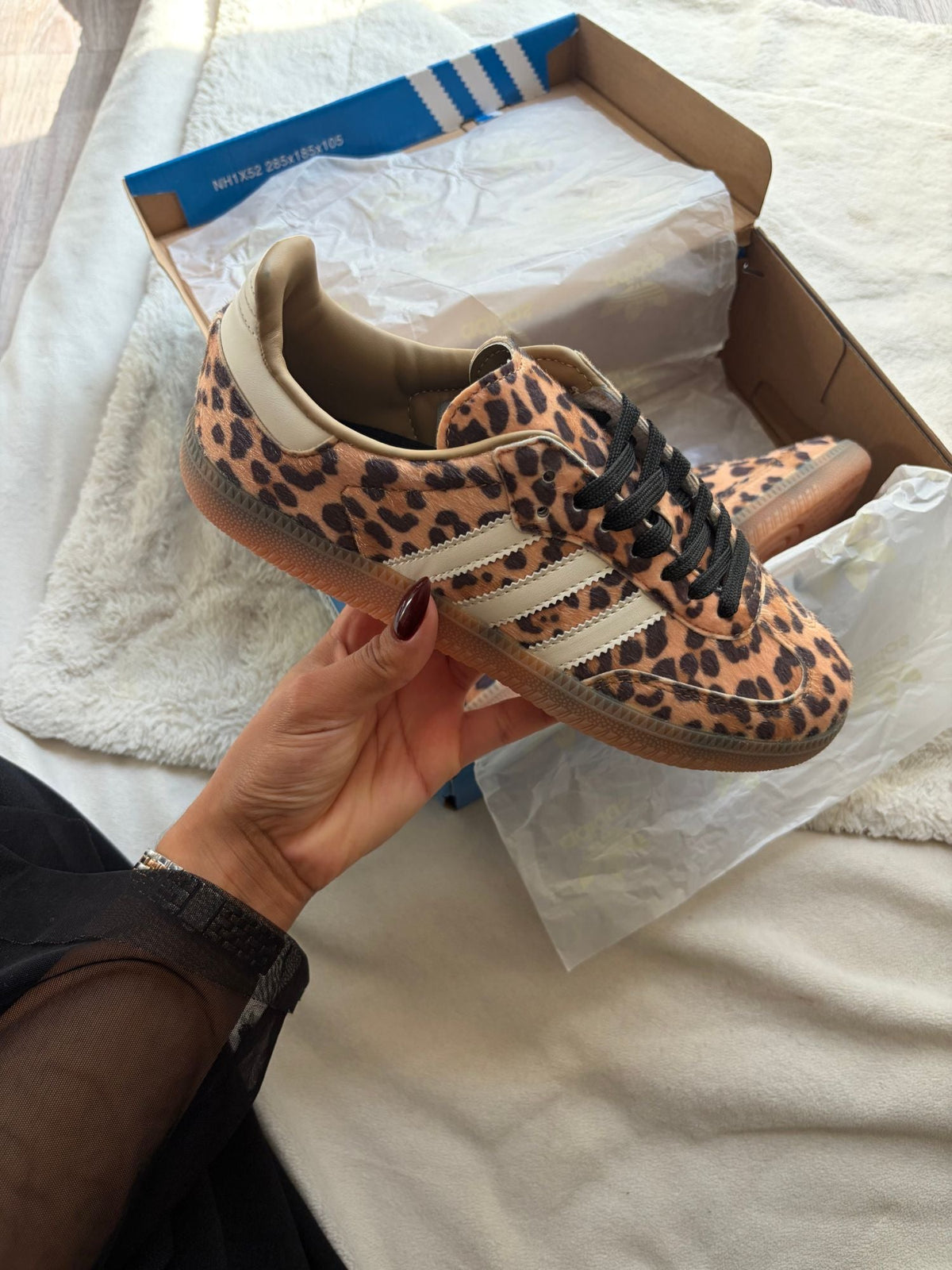 Adidas Samba léopard, vue latérale