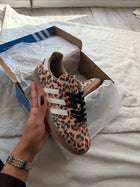 Adidas Samba léopard dans sa boîte