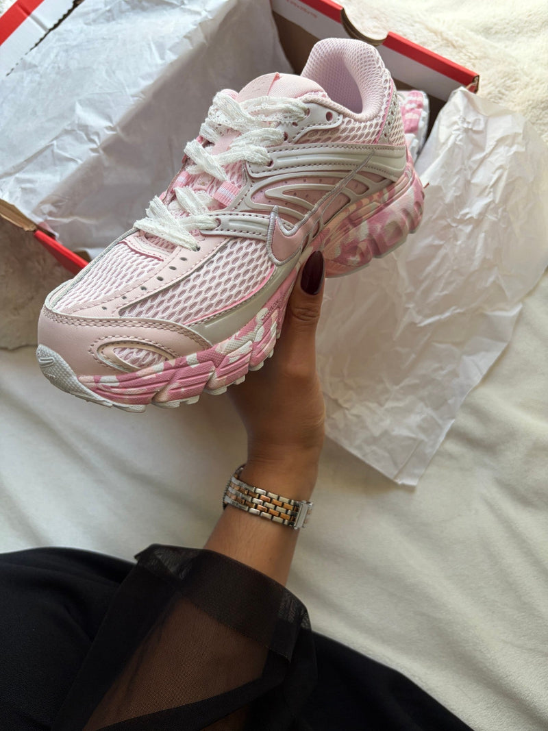 Nike running pink, side view with camouflage sole