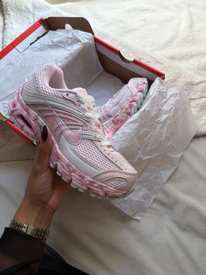 Nike running pink, interior view