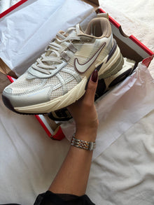 Nike V2K Run crème, vue latérale