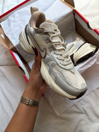Nike V2K Run crème et prune dans sa boîte